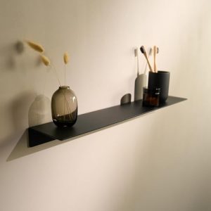 Designfabrik Hamburg Selbstklebendes Wandregal für Bad & Küche | Modernes 58 cm Regal in Schwarz ohne Bohren